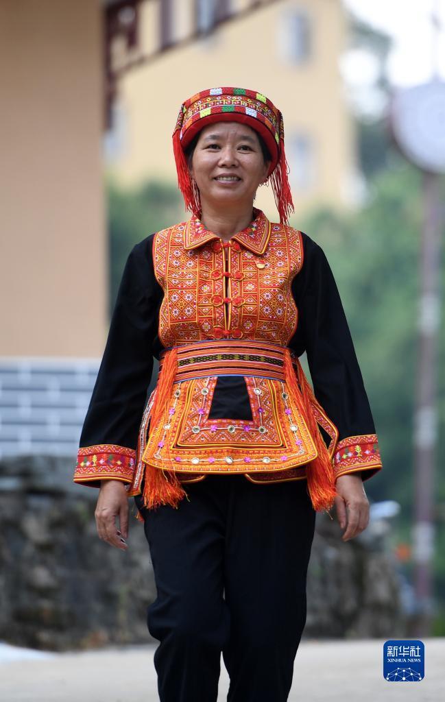 　在廣西蒼梧縣六堡鎮(zhèn)山坪村，祝雪蘭走在村道上（2022年9月22日攝）。新華社記者 陸波岸 攝